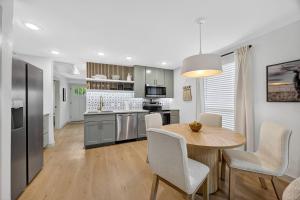 Walk to stadium! Cozy 2BR home - historic district