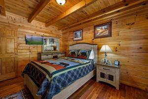 Free Dollywood Tickets, 2BR Cabin, Hot Tub, Arcade, Dog Friendly, Great Location