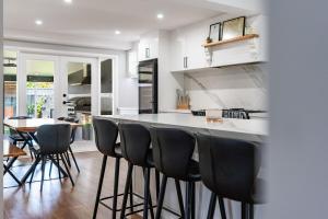 5min to CBD and Sleeps 9 with Spa and EV charger