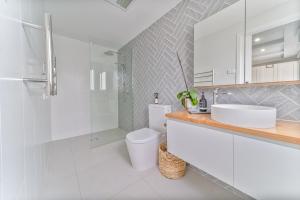 5min to CBD and Sleeps 9 with Spa and EV charger