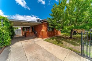 5min to CBD and Sleeps 9 with Spa and EV charger