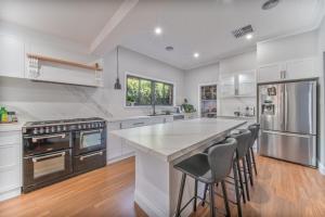 5min to CBD and Sleeps 9 with Spa and EV charger