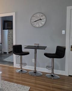 Relaxing Downtown 1 Bed, Dog Friendly Apartment with Deck, Dog Exercise Area