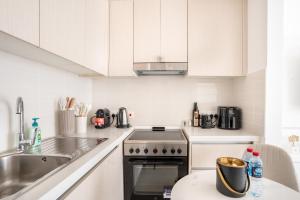 Chic Studio l Waters Edge l Top Location in Yas island l Canal view with Balcony l Free Parking l Near Yas Mall l F1 Yas Island l Sea world