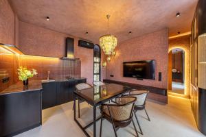 Fengshui 4- 1BR Villa with Pool for Couples