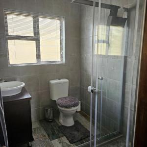 Entire secluded sea view cottage in Pennington