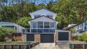 Pretty Beach Bay Vista by HolidayCo