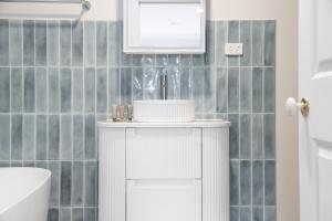 Elegant 3-Bed Townhouse in Leafy Kensington