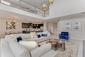 Luxury High Ceilings Pool, Spa Beautiful Home! villa