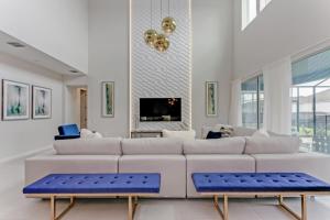 Luxury High Ceilings Pool, Spa Beautiful Home! villa