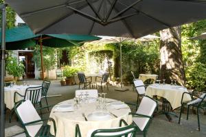 Hotels Logis - Hotel Restaurant du Midi : photos des chambres