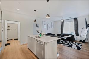 New Downtown Luxury APT 2 King Beds, Free Parking, Fast Wi-Fi & Gym Access!