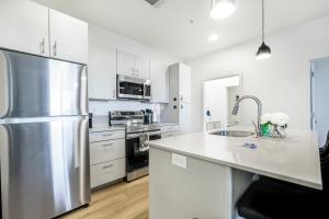 New Downtown Luxury APT 2 King Beds, Free Parking, Fast Wi-Fi & Gym Access!
