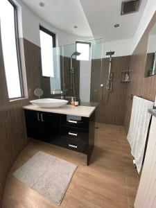 Modern Beach Escape 4BR Walk to Beach