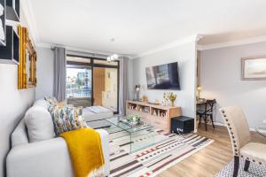 Family Oasis with Pool close to Shopping Center