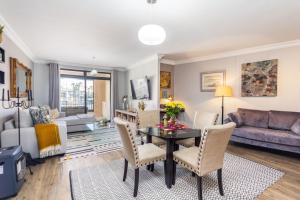 Family Oasis with Pool close to Shopping Center