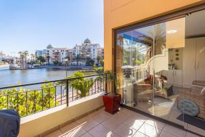 Family Oasis with Pool close to Shopping Center