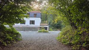 Maison au bord de la rivière - 18 lits - jacuzzi - piscine