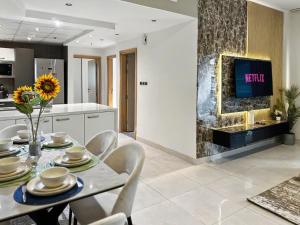 Breathtaking 2BR in Marina - Steps to Metro