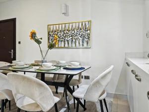 Breathtaking 2BR in Marina - Steps to Metro