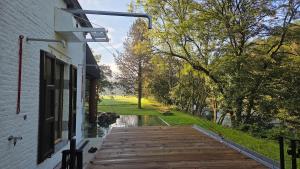 Maison au bord de la rivière - 18 lits - jacuzzi - piscine