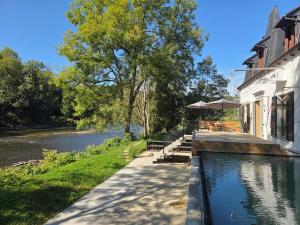 Maison au bord de la rivière - 18 lits - jacuzzi - piscine
