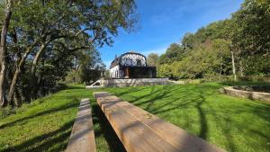 Maison au bord de la rivière - 18 lits - jacuzzi - piscine