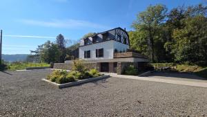 Maison au bord de la rivière - 18 lits - jacuzzi - piscine