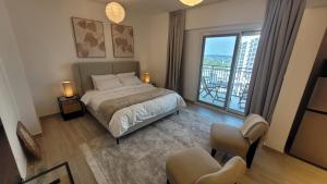 Comfortable & Stylish, Steps from F1 Arena!