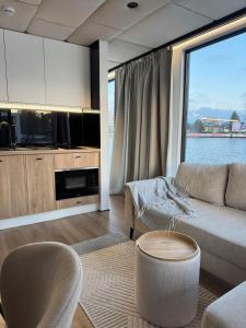 Aqua Loft Lux Houseboat & Waterfront Apartments