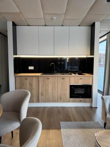 Aqua Loft Lux Houseboat & Waterfront Apartments