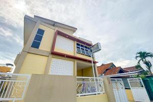 RedDoorz Syariah Permata Inn near Alun-Alun Cilacap