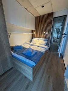 Aqua Loft Lux Houseboat & Waterfront Apartments