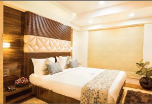 Star by Hotel Black mooncouple friendly Near Rk ashram Metro
