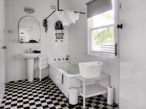 Jerrinja - Absolute waterfront with jetty - 5 mins to Hyams Beach