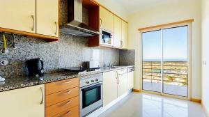 Elegant Encosta Orada 2 Bedroom Albufeira Apartment with pool-view sleeps 5