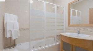 Elegant Encosta Orada 2 Bedroom Albufeira Apartment with pool-view sleeps 5