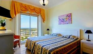 Elegant Encosta Orada 2 Bedroom Albufeira Apartment with pool-view sleeps 5