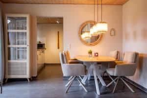 Seestern Greetsiel für bis zu 4 Personen - Haustiere herzlich willkommen, direkt am Hafen, Whirlpool, Kaminofen