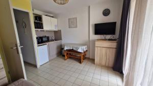 Les Capitelles Bord de plage avec grande piscine - Vue montagne - Balcon