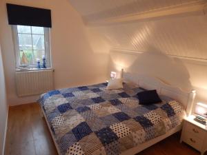 Traumhaftes-freistehendes-Ferienhaus-an-der-See-Strand-Yachthafen-W-Lan