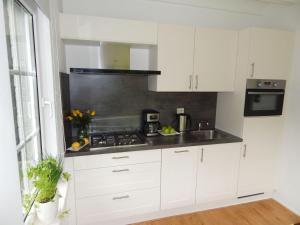 Traumhaftes-freistehendes-Ferienhaus-an-der-See-Strand-Yachthafen-W-Lan