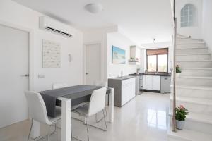 Cozy, modern, two-level apartment