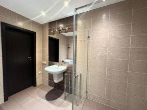 Balcony Bliss Brand New 1BR Apartment