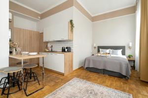 Jasne Studia Very Berry w Centrum Poznania by Noclegi Renters