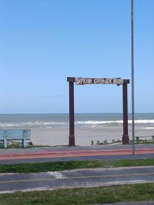 Casa recém inaugurada, em condomínio, a 750 m do mar