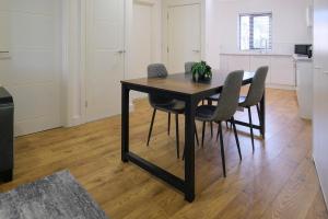 Modern Spacious Apartment, Free Parking, WiFi