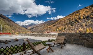 Siguniang Mountain Waiting for the Wind Snow Mountain Guesthouse