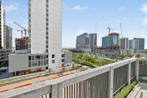 Golden Stays - Luxe 1BR Retreat I Cinema Access & Elegant Stay