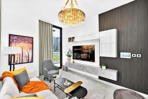 Golden Stays - Luxe 1BR Retreat I Cinema Access & Elegant Stay